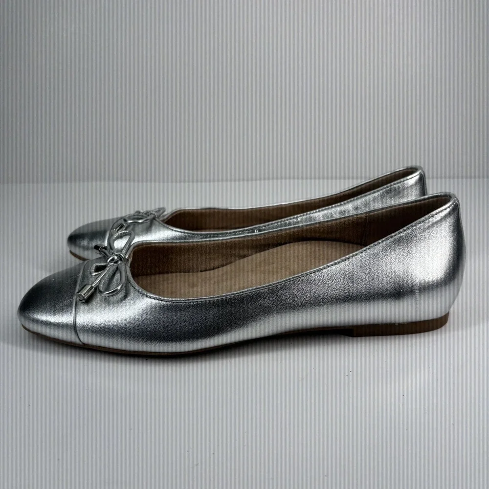 Vionic Silver Flats with Bow Detail 8.5 wide - Picture 9 of 16